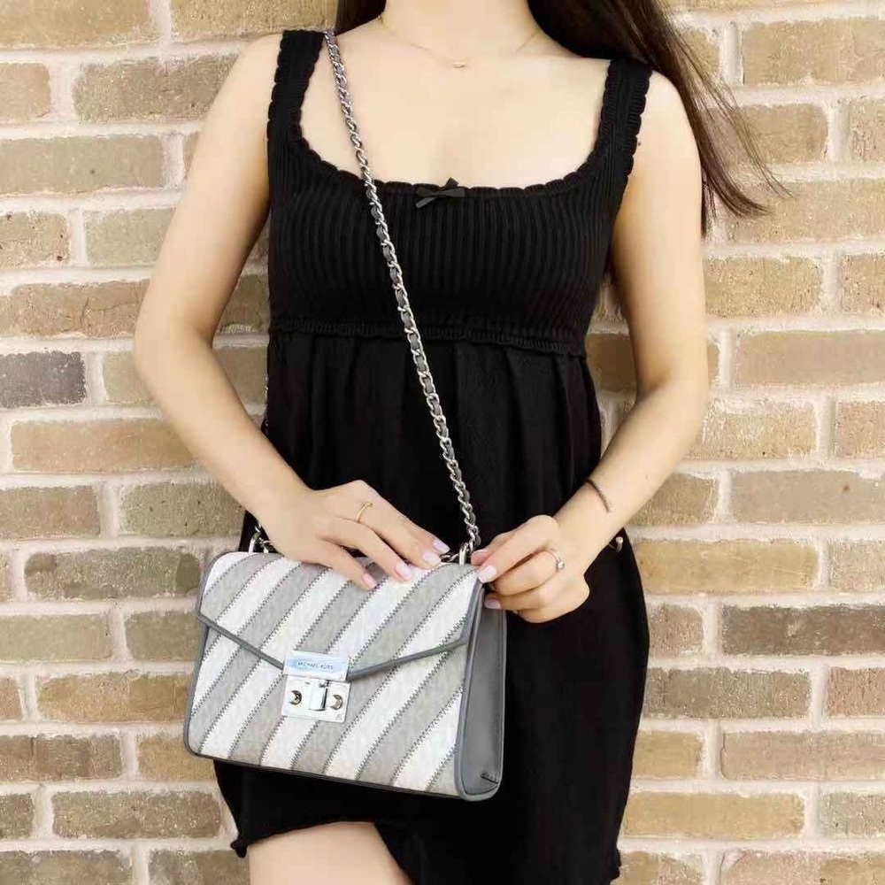 Gaby’sBags💕NWT Michael Kors Chain Tote - Picture 4 of 5